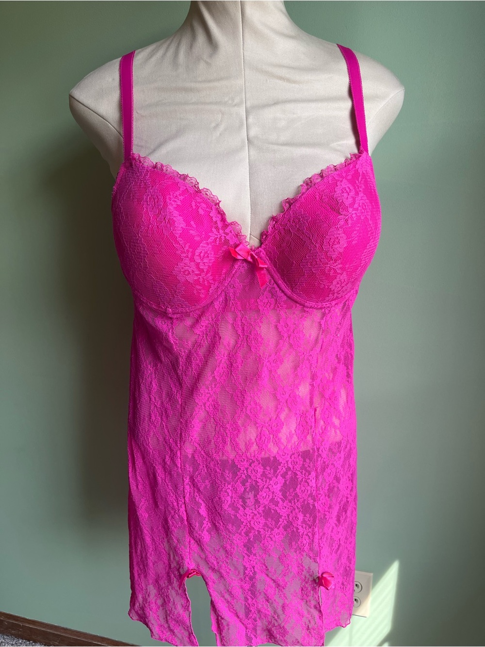 smart & sexy Bright Pink Lace Chemise with Bow Accent